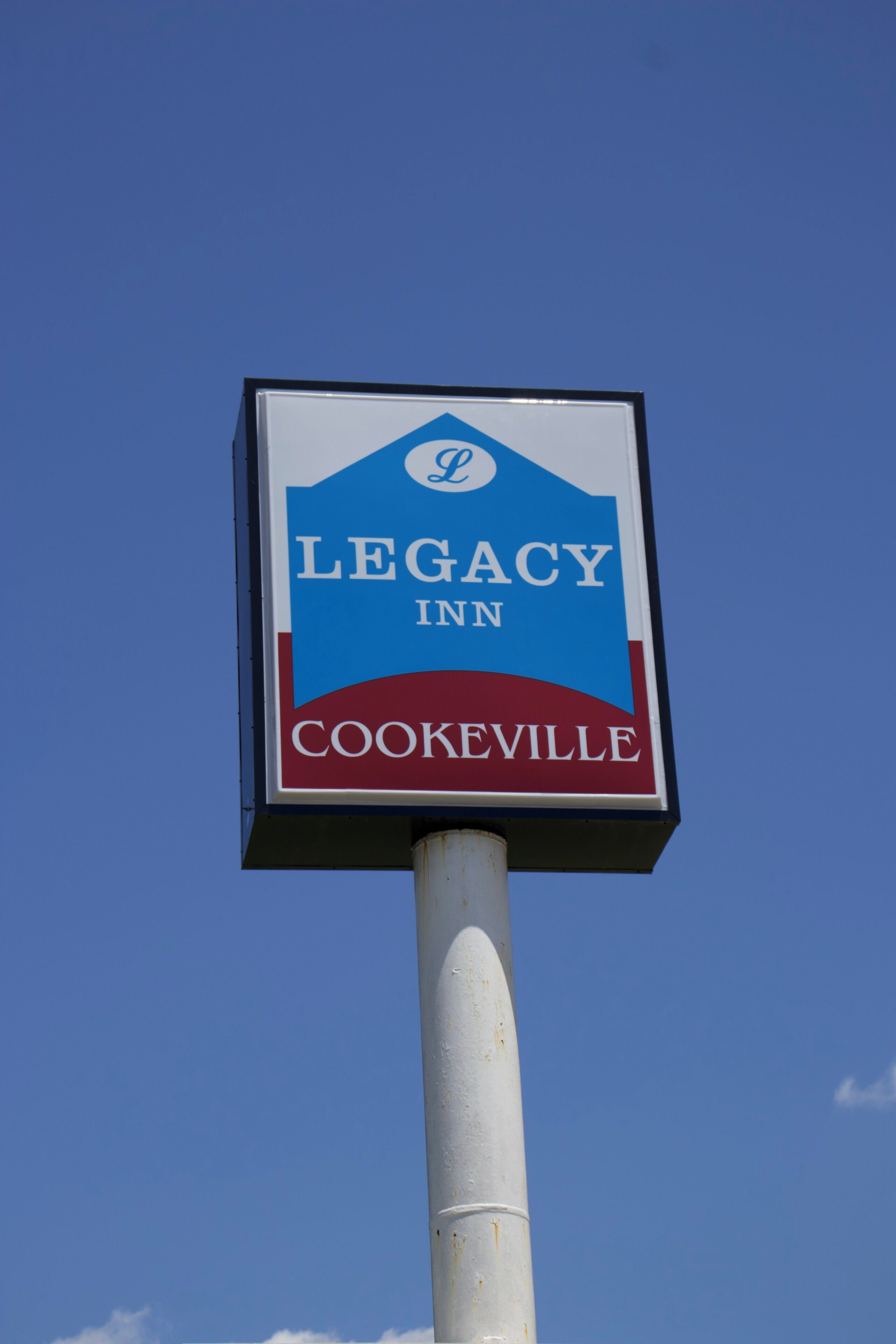 Une enseigne indiquant l’emplacement du Legacy Inn à Cookeville.