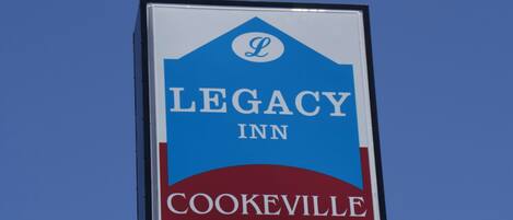 Une enseigne indiquant l’emplacement du Legacy Inn à Cookeville.