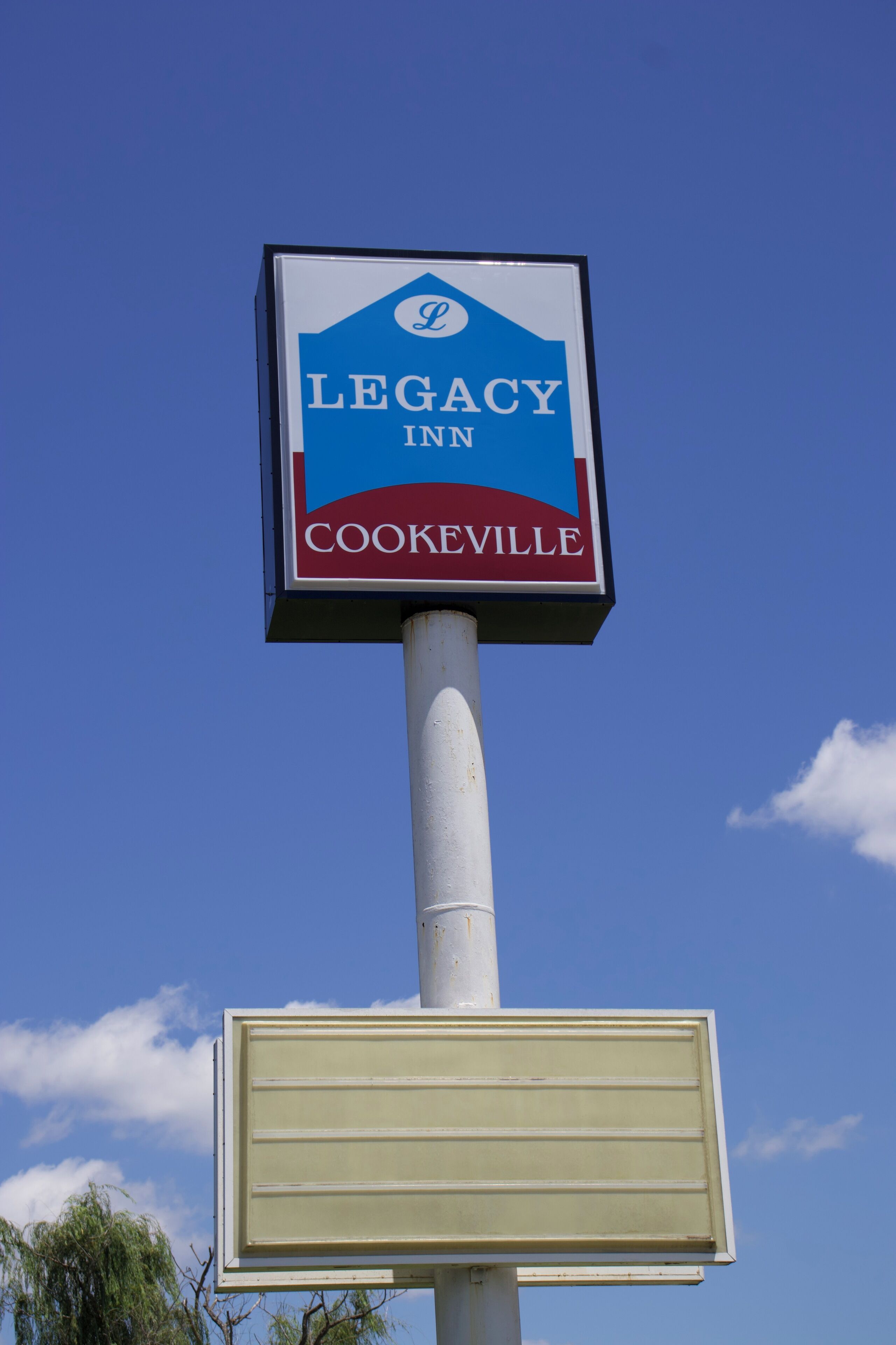 Une enseigne indiquant l'emplacement du Legacy Inn à Cookeville.