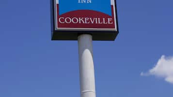 Une enseigne indiquant l'emplacement du Legacy Inn à Cookeville.