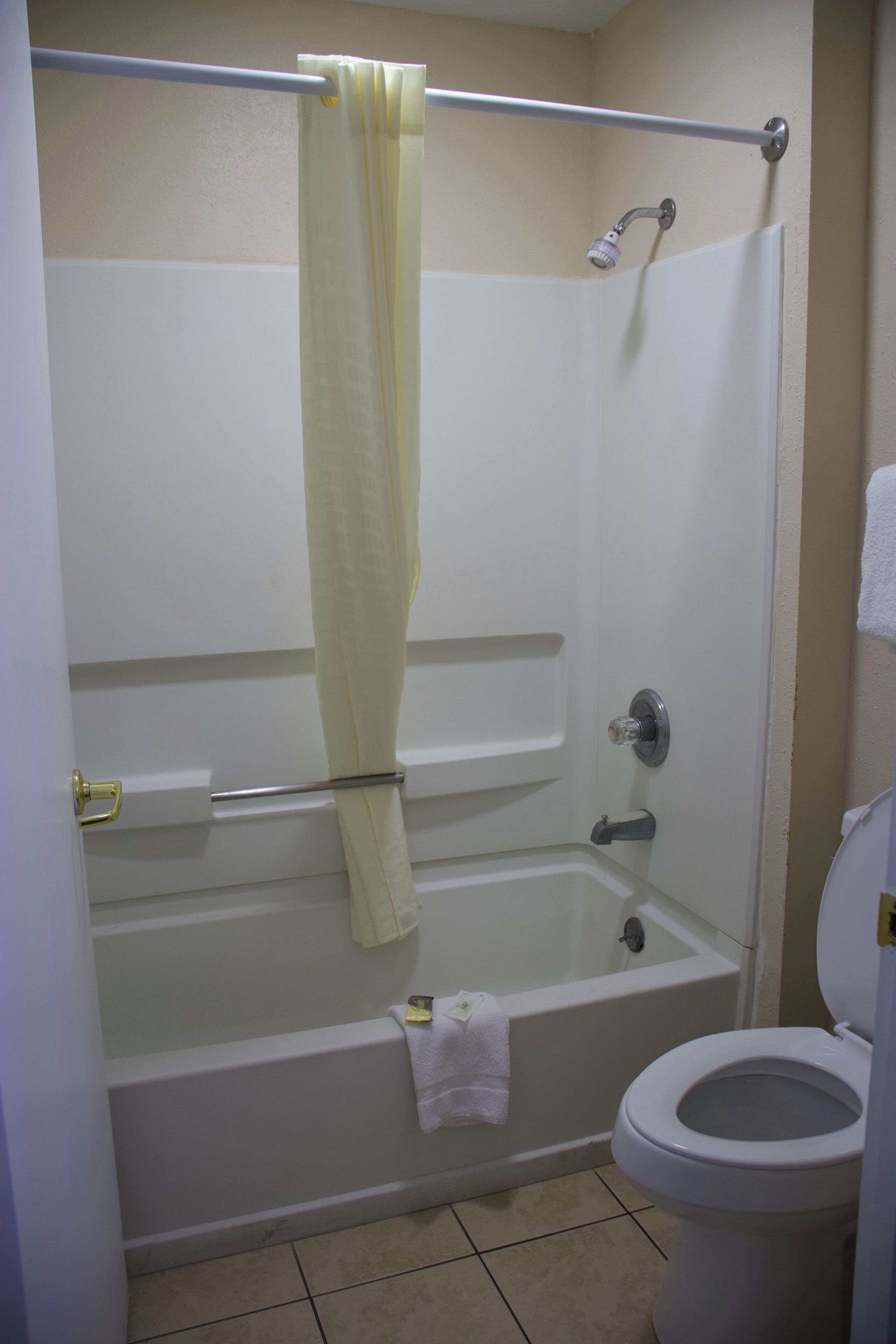 Un baño con bañera, ducha e inodoro.