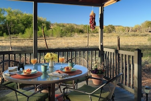 The Casita | Premium bedding, desk, iron/ironing board, free WiFi - Casa Escondida Bed & Breakfast (Chimayo)