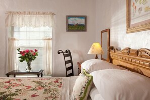 Mariposa | Premium bedding, desk, iron/ironing board, free WiFi