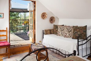 Vista Room | Premium bedding, desk, iron/ironing board, free WiFi