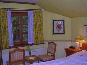 Frigobar, cofres nos quartos, escrivaninha, Wi-Fi de cortesia