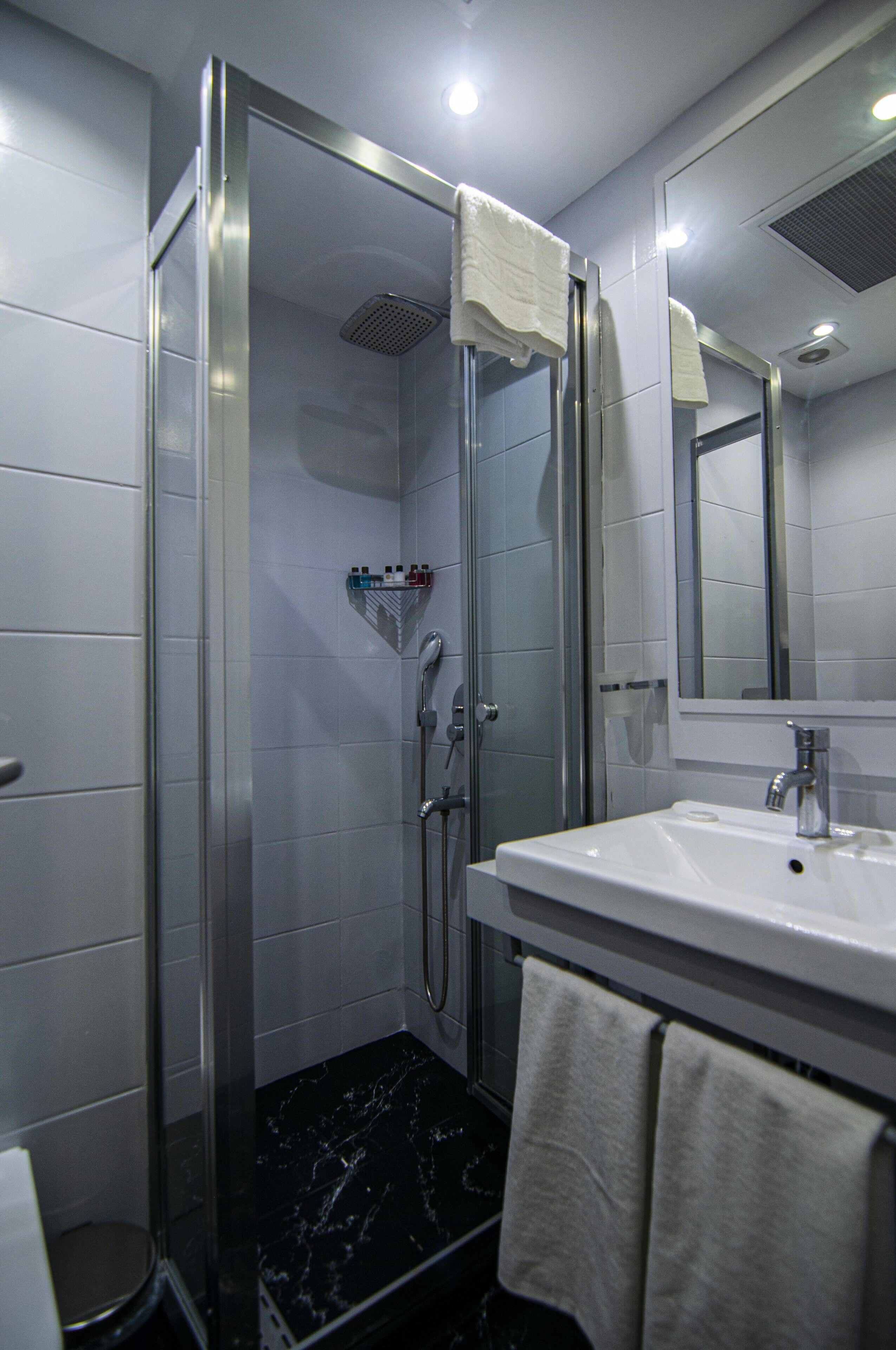 rainfall showerhead, free toiletries, hair dryer, slippers