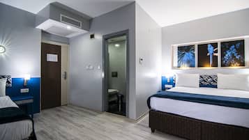 Central Triple Room - Ideal for 3 Guests | Hochwertige Bettwaren, Minibar, Zimmersafe, Schreibtisch