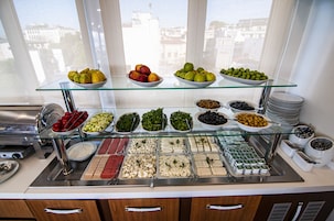 Un bufé con diferentes alimentos y utensilios.