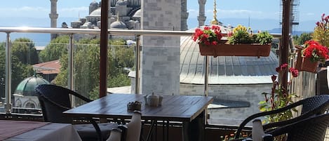 Breakfast and dinner served