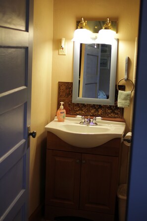 Standardzimmer, 1 King-Bett (Room 2) | Badezimmer | Dusche, kostenlose Toilettenartikel, Haartrockner, Handtücher