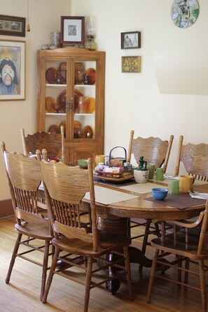 Free daily local cuisine breakfast  - Historic Smith Hotel B&B (Glendale)