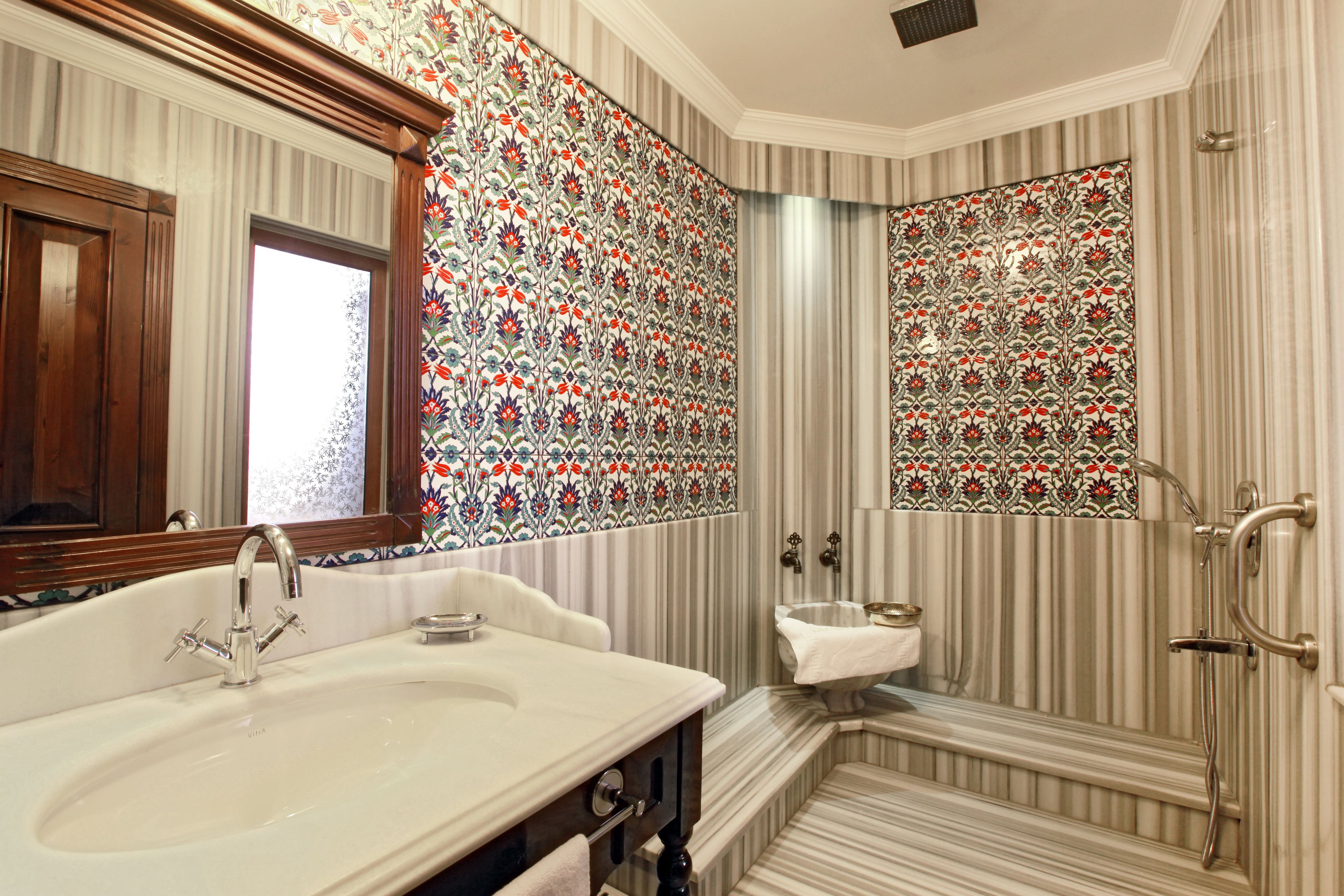 deluxe room (neighborhood view) | bathroom | free toiletries, hair dryer, slippers, towels