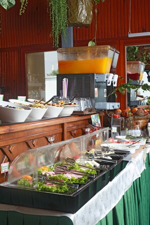 Café da manhã com buffet grátis todos os dias