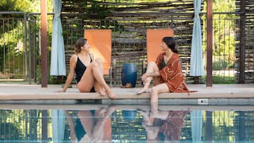 Piscine extérieure, chaises longues