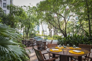 早餐，供應午餐和晚餐