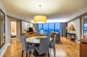 Grand Deluxe 3-Bedroom Twin | Coin séjour | Livres