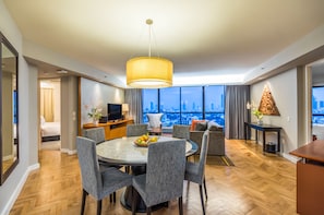 Grand Deluxe 3-Bedroom Twin | Living area | Books