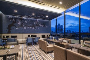 朝食、ランチ、ディナーに営業