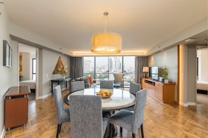 Deluxe 3-Bedroom Twin | Woonruimte | Boeken