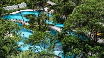 Piscine extérieure, parasols de plage, chaises longues