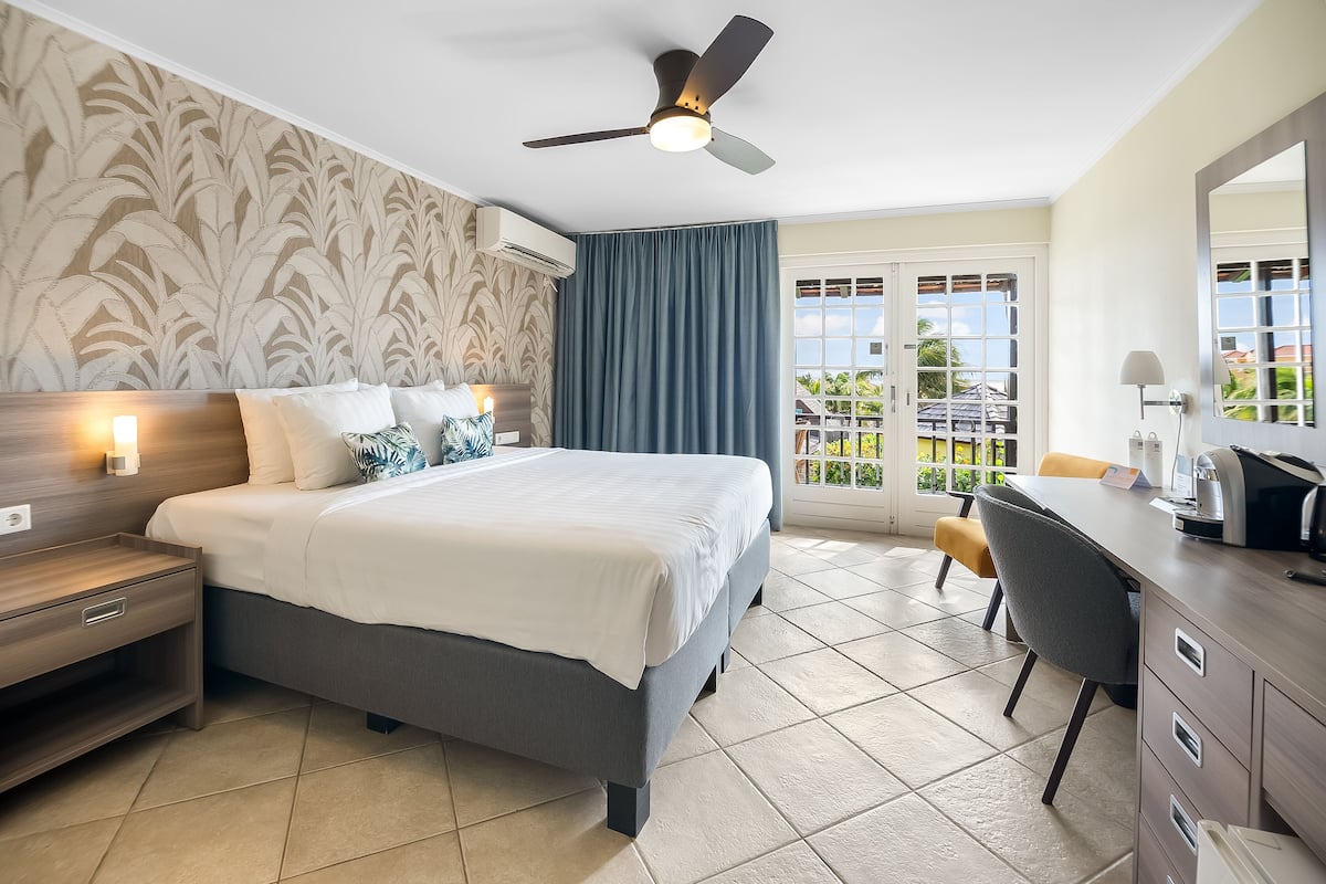 In-room safe, desk, laptop workspace, soundproofing