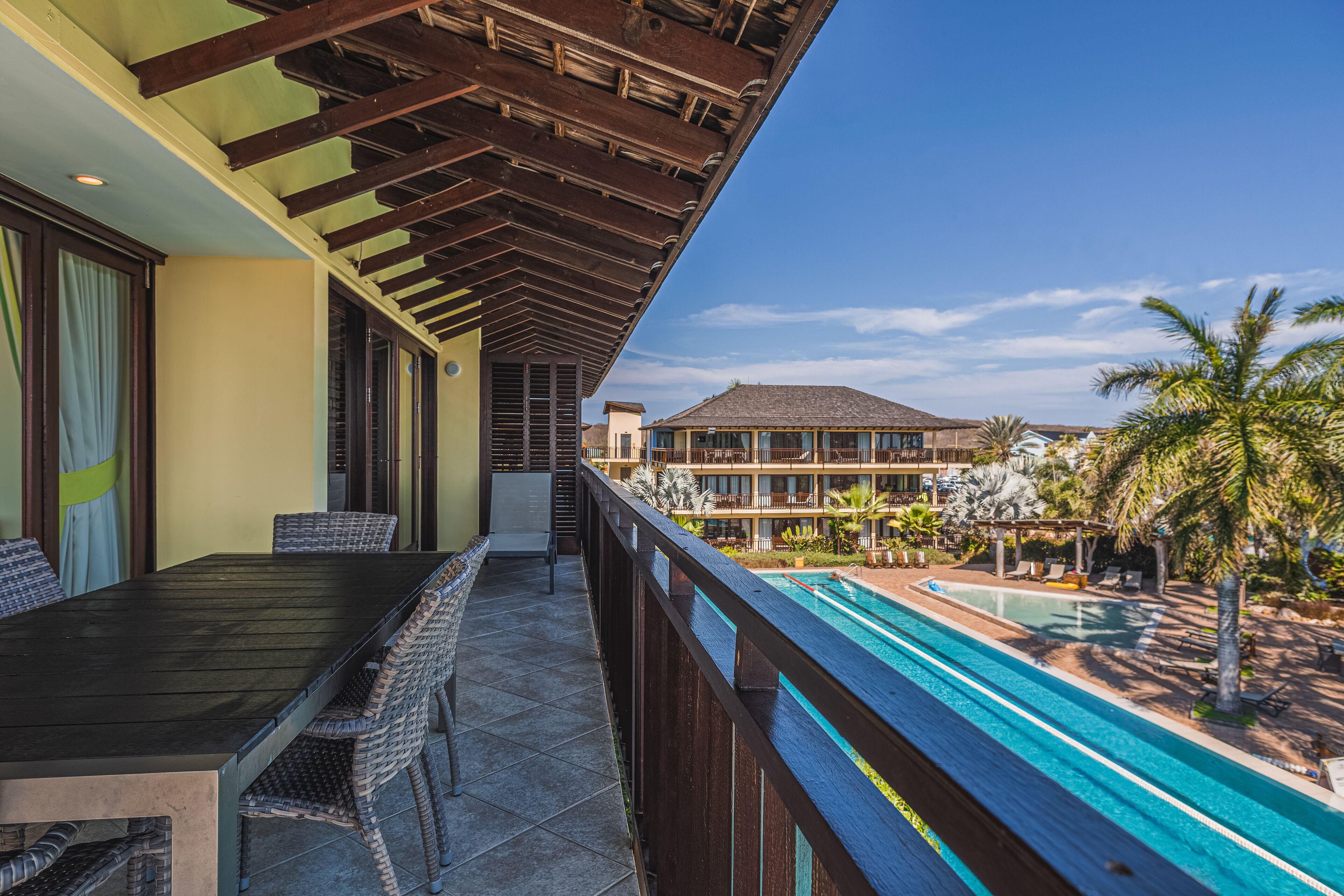 2 bedroom apartment lions | balcony