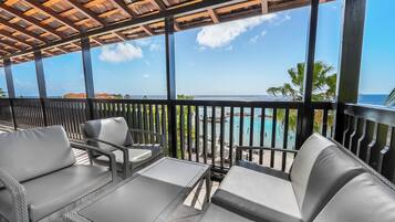 Suite, 2 slaapkamers, uitzicht op oceaan | Uitzicht vanaf balkon