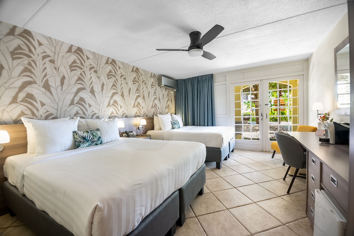 Resort View Room | 房內夾萬、書桌、手提電腦工作空間、遮光窗簾/窗簾