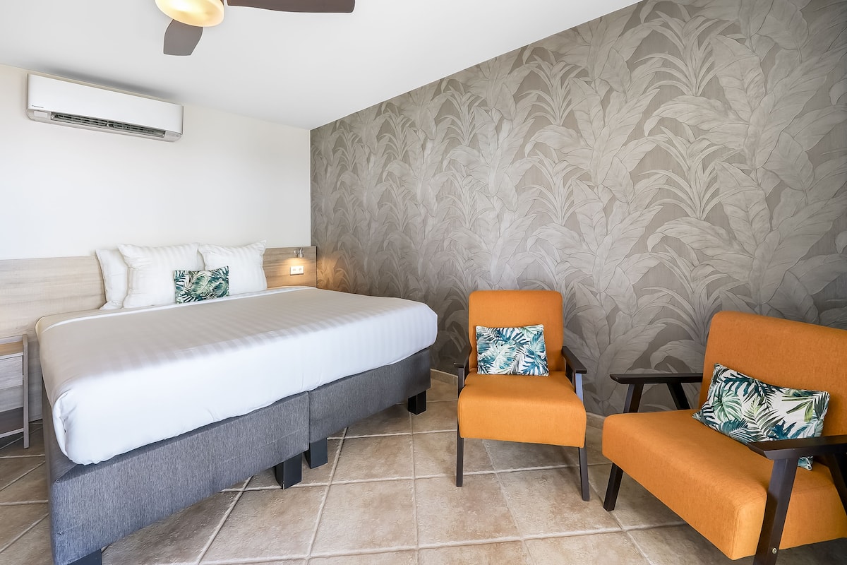 In-room safe, desk, laptop workspace, soundproofing