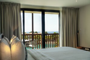 Deluxe Room, Ocean View | Caja de seguridad en la habitación y escritorio 