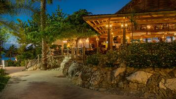 4 Restaurants; Frühstück, Mittagessen und Abendessen werden serviert