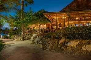 Breakfast, lunch, dinner served; beach views 