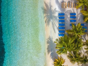 En la playa, camas de playa gratis, sillas reclinables de playa