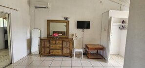 Comfort Apartment, 1 Queen Bed - Wave Crest Suites (St. George's)
