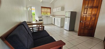 Refrigerador con freezer, microondas, horno, placa de cocina