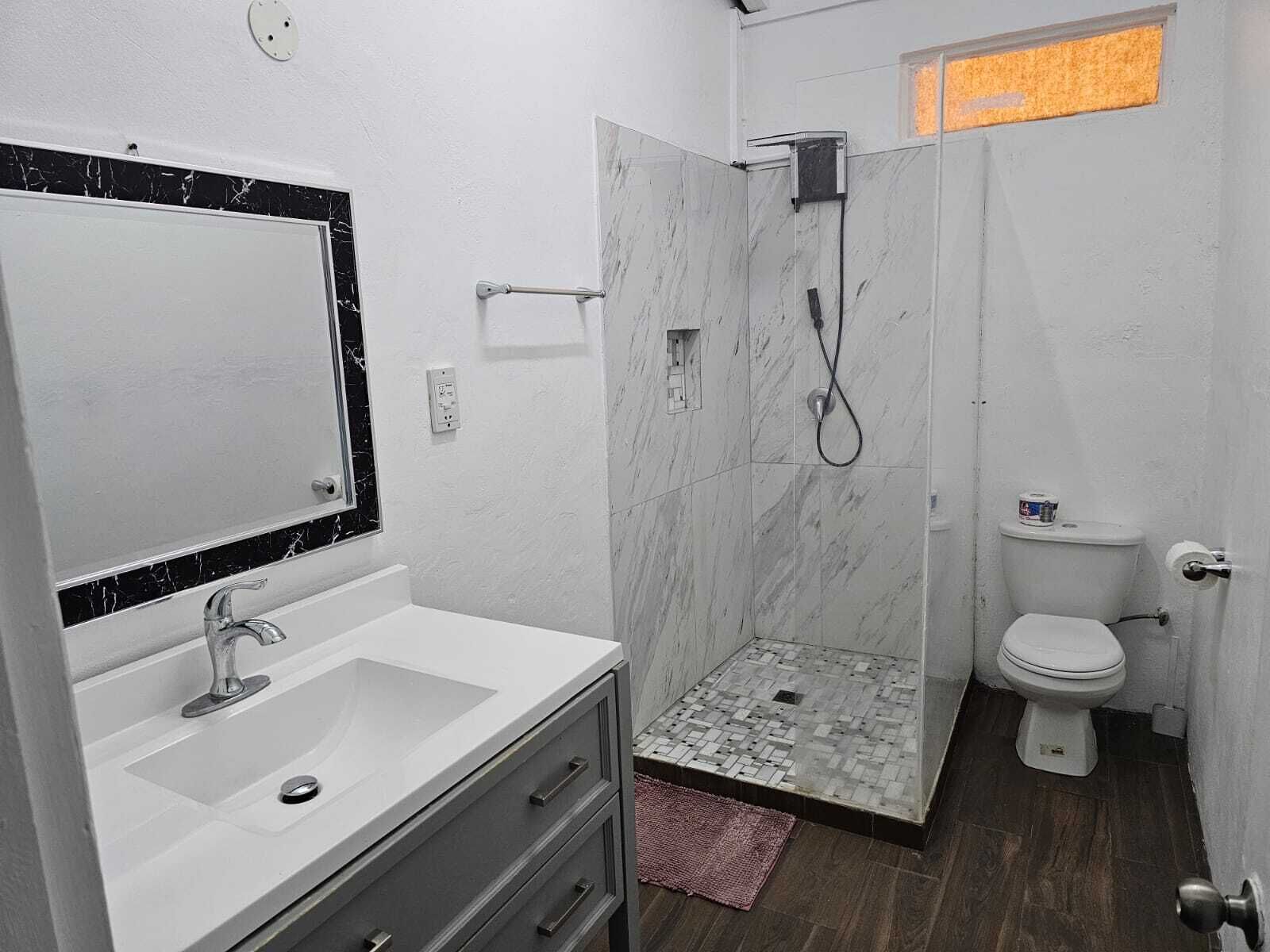 Ducha, toallas, jabón, papel higiénico