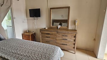 Comfort Single Room, 1 King Bed, Kitchenette, Ocean View | 1 bedroom, iron/ironing board, free WiFi, bed sheets