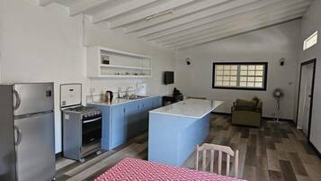 Suite Familiale, 2 chambres, coin cuisine | Cuisine privée | Grand réfrigérateur, micro-ondes, four, plaque de cuisson