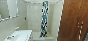 Appartement Confort, 1 grand lit, cuisinette, vue sur le jardin | Salle de bain | Douche, serviettes fournies, savon, papier de toilette