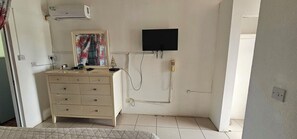 Comfort Apartment, 1 Queen Bed, Kitchenette, Sea View - Wave Crest Suites (St. George's)