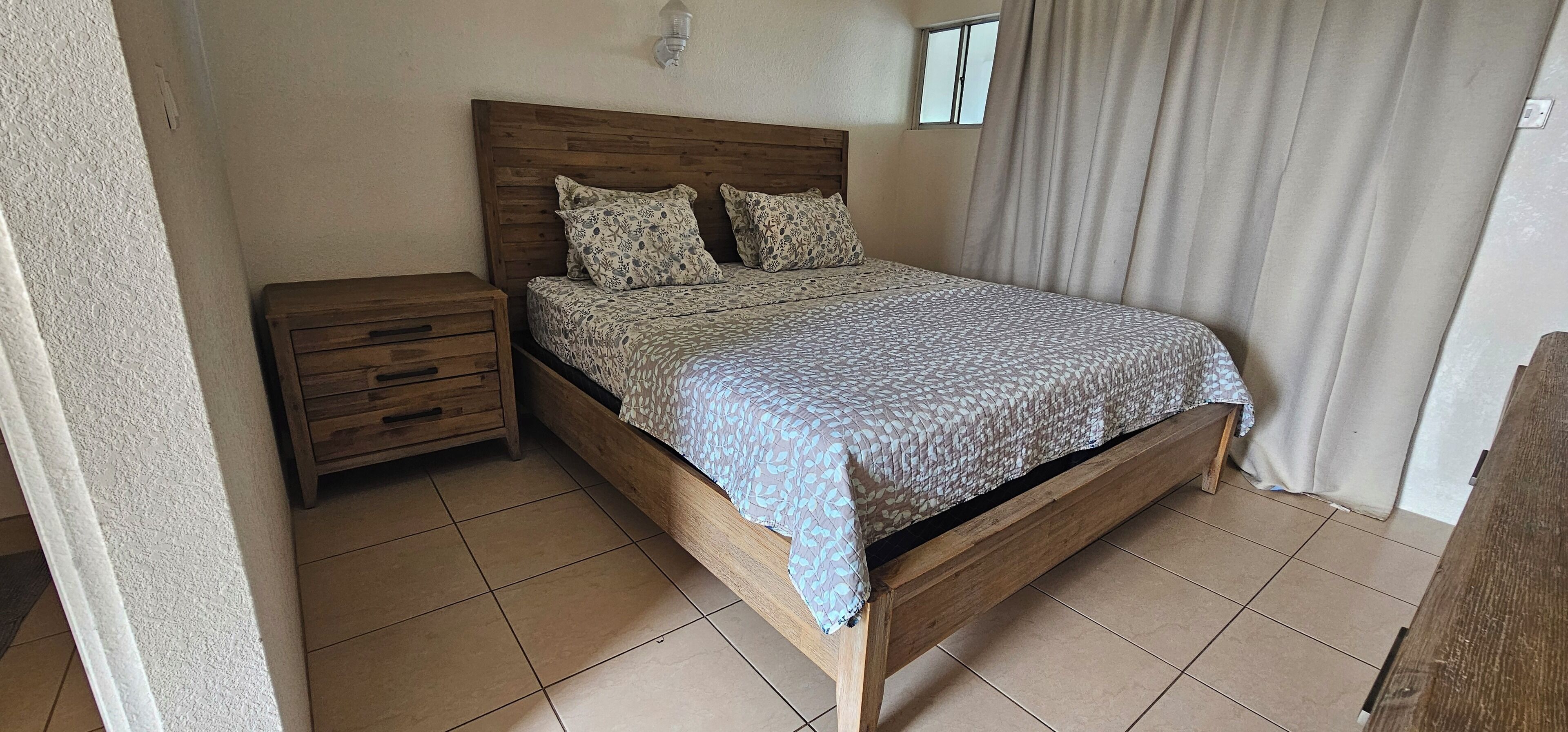 Habitación individual Confort, 1 cama de matrimonio grande, cocina básica, vistas al mar | 1 dormitorio, tabla de planchar con plancha, wifi gratis y ropa de cama