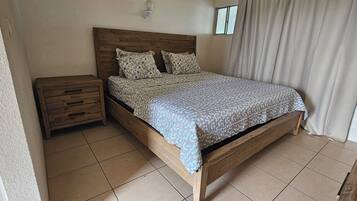 Habitación individual Confort, 1 cama de matrimonio grande, cocina básica, vistas al mar | 1 dormitorio, tabla de planchar con plancha, wifi gratis y ropa de cama