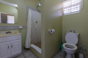 Chambre Simple, 1 trĂšs grand lit, coin cuisine, vue mer | Salle de bain | Douche, serviettes fournies