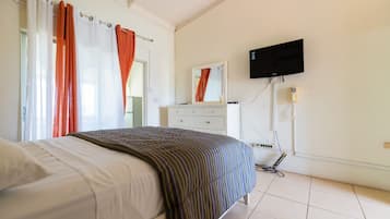 Apartamento, 1 cama de matrimonio, cocina básica, vistas al mar | 1 dormitorio, tabla de planchar con plancha, wifi gratis y ropa de cama