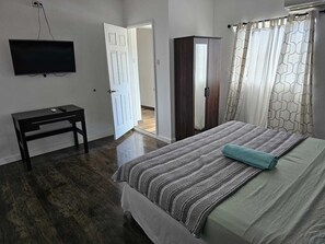 1 habitación, tabla de planchar con plancha, wifi gratis y ropa de cama