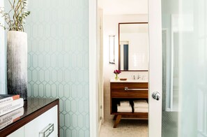 Habitación, 1 cama Queen size | Baño | Amenidades de baño gratuitas, secadora de cabello, toallas 