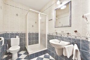 Shower, hair dryer, towels - Hotel Attic (Prague)