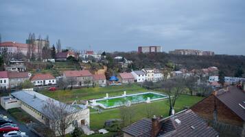 Zona residencial con piscina, casas y una colina con edificios.