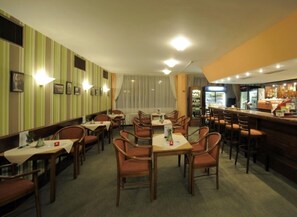 2 restaurants; breakfast, lunch, dinner, and brunch served - Olsanka (Prague)