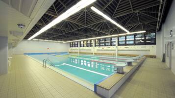 Una piscina cubierta